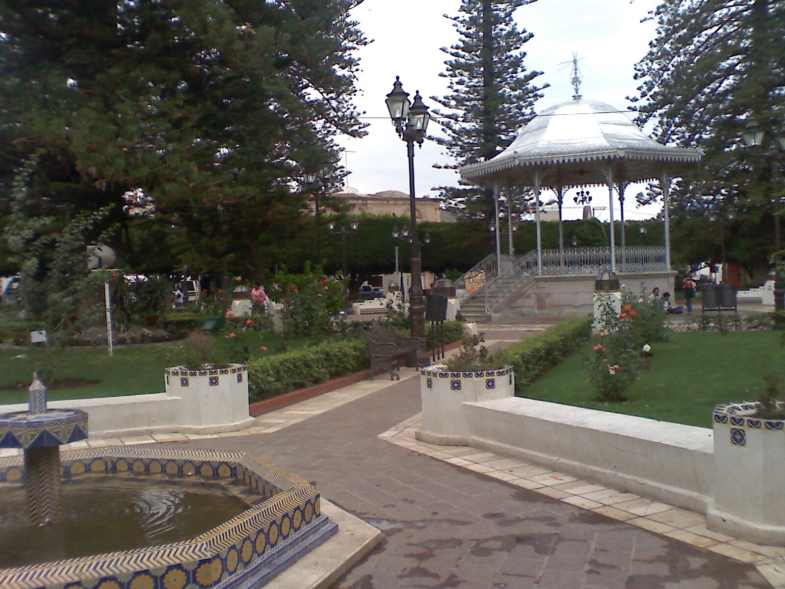 Kiosco y árboles del jardín principal de Pénjamo
