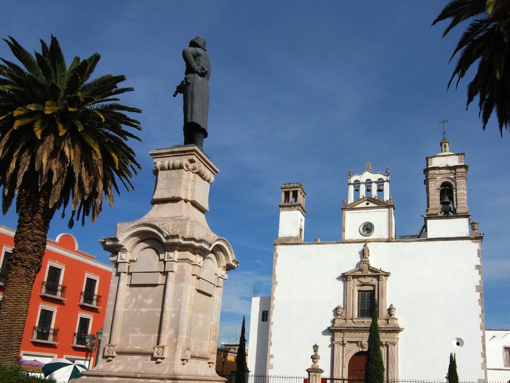 Monumento a Hidalgo frente a la parroquia de San Francisco de Asís en Pénjamo
